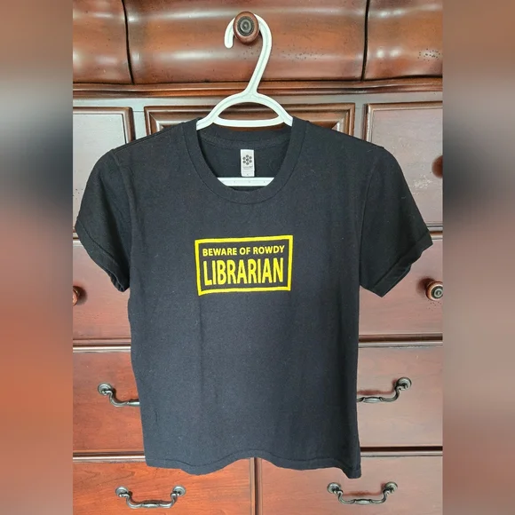 🌻Black T-Shirt, Beware Of Rowdy Librarian - Picture 1 of 2